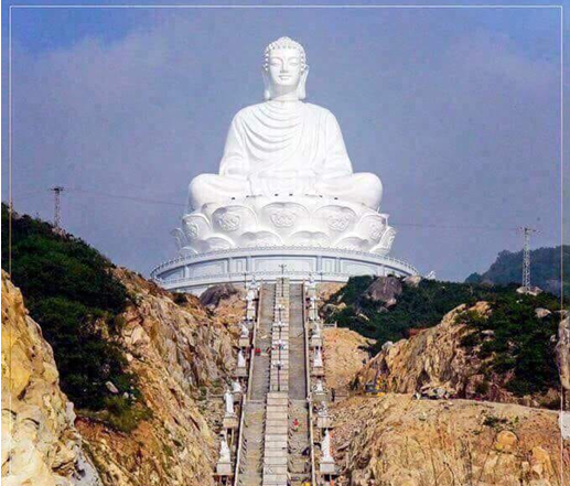 Bậc thang và tượng Phật 