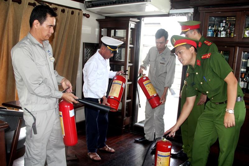 Dân vận khéo trong đảm bảo an toàn Phòng cháy chữa cháy tàu du lịch trên vịnh Hạ Long.